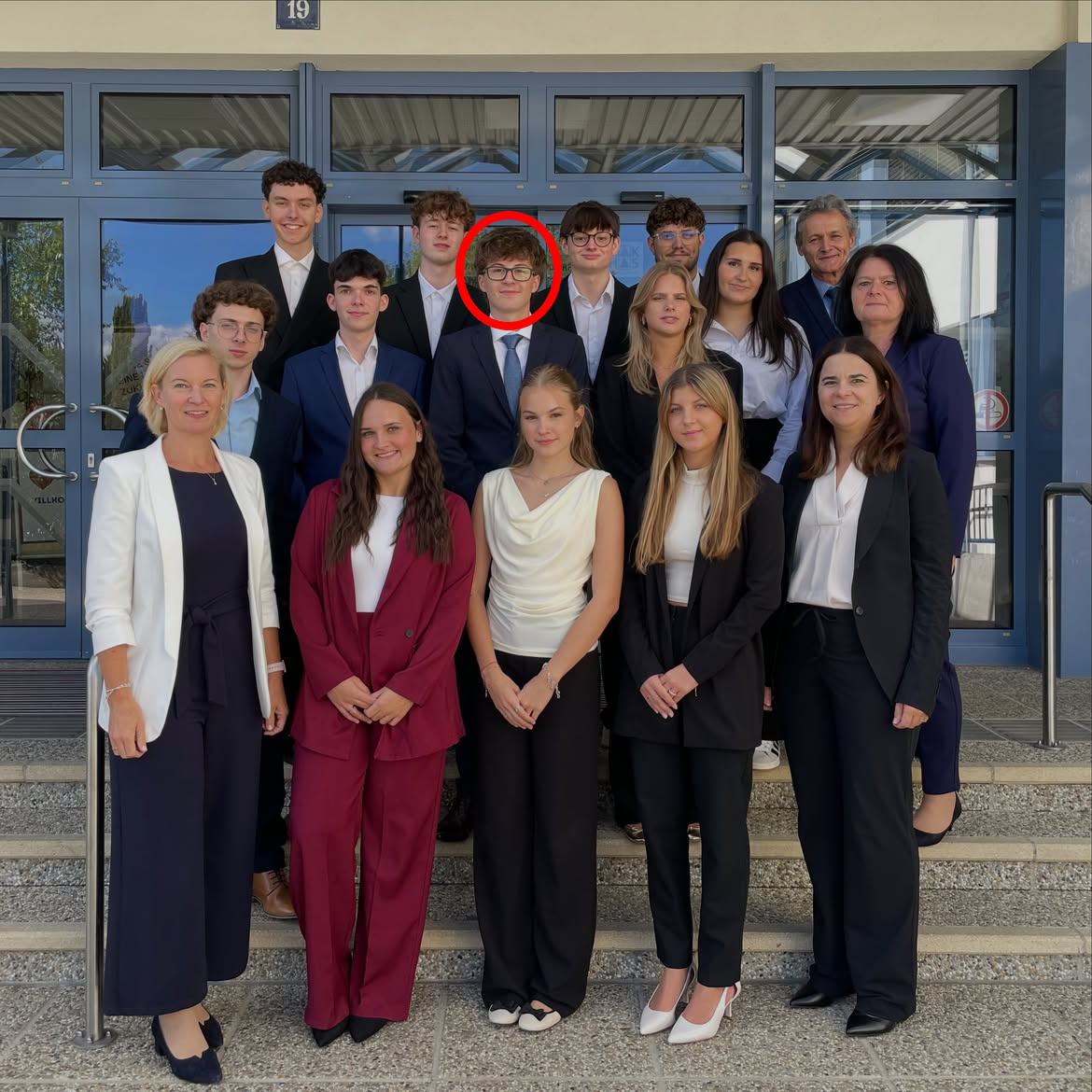 Noah Müller with colleagues at graduation — BHAK/BHAS Oberpullendorf